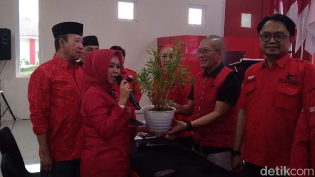 Istri mantan Bupati Banyumas, Erna Sulistyawati didampingi suaminya mengembalikan berkas formulir pendaftaran bakal calon bupati ke kantor PDIP Banyumas, Senin (14/5/2024).