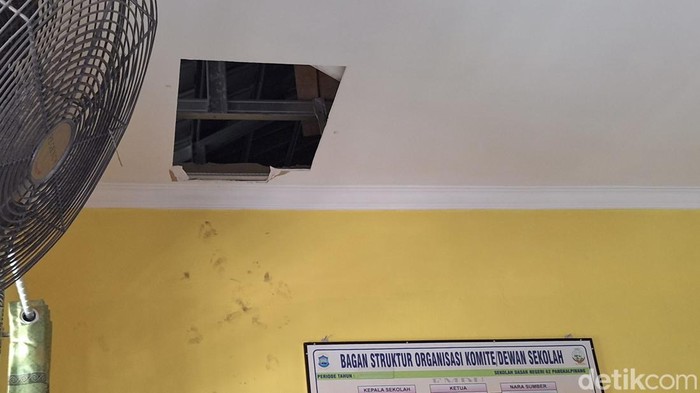 Plafon ruang kepala sekolah yang di bobol pelaku.