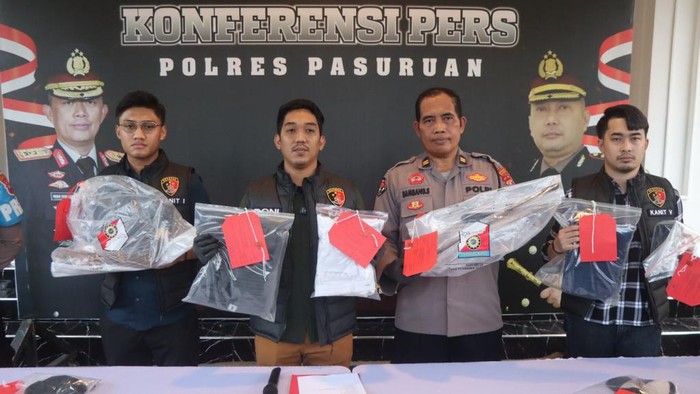 Polisi menggelar konferensi pers mengungkap penangkapan pelajar yang acungkan sajam terekam CCTV.