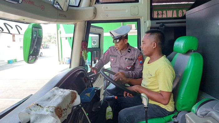 Polisi ramp check bus pariwisata
