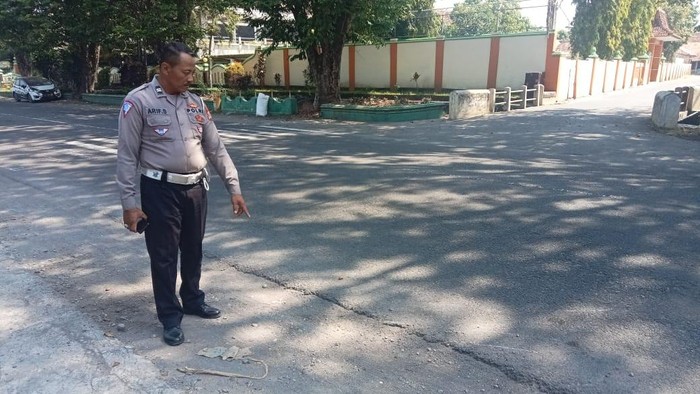 Polisi saat menunjukkan lokasi kecelakaan antara motor dan sepeda listrik di Jalan Wahid Hasyim Bantul, Kringan, Palbapang, Bantul, Bantul.