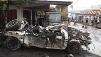 Tampak sebuah mobil hancur akibat diterjang banjir bandang.