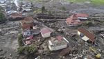Porak-poranda Permukiman di Sumbar Diterjang Banjir Bandang