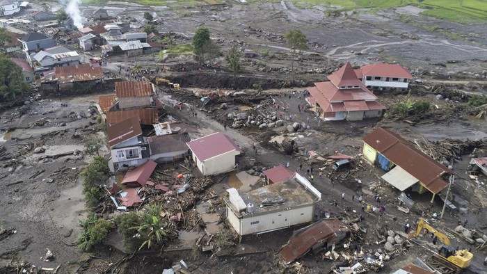 Banjir bandang menerjang sejumlah daerah di Sumatera Barat. Sejumlah rumah hancur hingga korban terus bertambah.