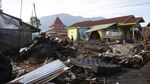 Porak-poranda Permukiman di Sumbar Diterjang Banjir Bandang