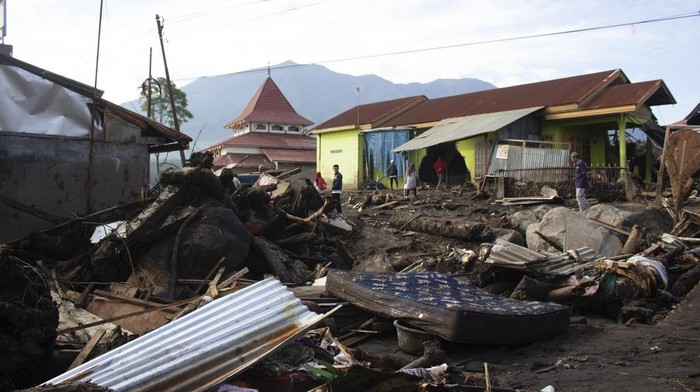Porak-poranda Pemukiman di Sumbar Diterjang Banjir Bandang Banjir bandang menerjang sejumlah daerah di Sumatera Barat. Sejumlah rumah hancur hingga korban terus bertambah.