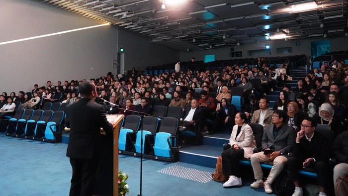 Potret Menteri Bahlil Beri Kuliah Umum PPI Australia, Tegaskan Hilirisasi Menteri Investasi dan Kepala Badan Koordinasi Penanaman Modal (BKPM), memberikan kuliah umum kepada PPI Victoria di Melbourne, Senin (13/5/2024). Beliau menegaskan komitmen Indonesia dalam mendorong hilirisasi.