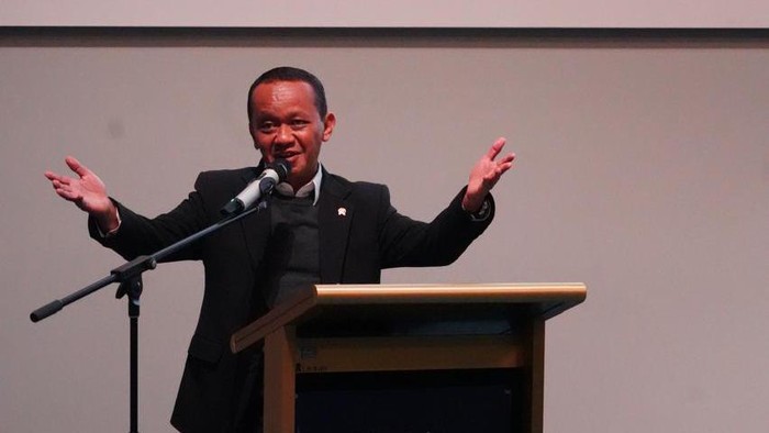 Potret Menteri Bahlil Beri Kuliah Umum PPI Australia, Tegaskan Hilirisasi Menteri Investasi dan Kepala Badan Koordinasi Penanaman Modal (BKPM), memberikan kuliah umum kepada PPI Victoria di Melbourne, Senin (13/5/2024). Beliau menegaskan komitmen Indonesia dalam mendorong hilirisasi.