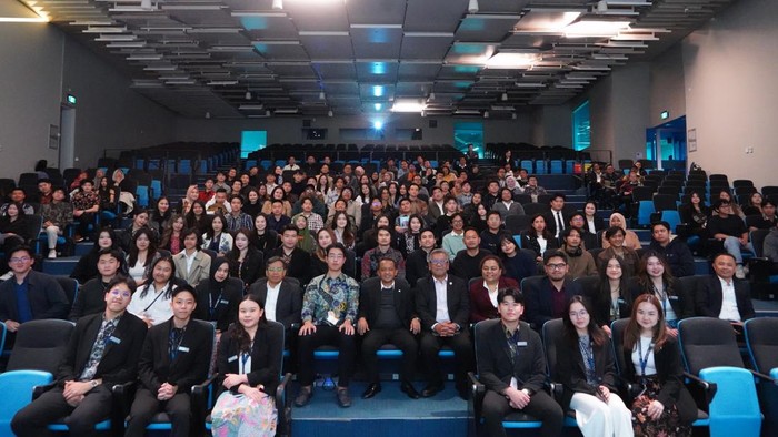 Menteri Investasi dan Kepala Badan Koordinasi Penanaman Modal (BKPM), memberikan kuliah umum kepada PPI Victoria di Melbourne, Senin (13/5/2024). Beliau menegaskan komitmen Indonesia dalam mendorong hilirisasi.