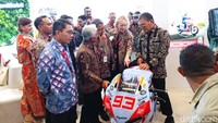 Arifin disambut Director ExxonMobil Cepu Ltd yakni Carole J. Gall dan mengobrol sebentar. Setelah itu, ia langsung menjajal motor milik pembalap Marc Marquez.  