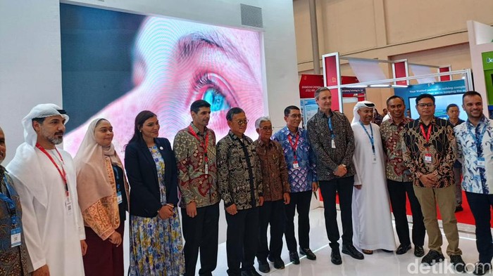 Potret Menteri ESDM Jajal Motor Marc Marquez di Acara Lebaran Migas Menteri Energi dan Sumber Daya Mineral (ESDM) Arifin Tasrif, mengunjungi acara The 48th IPA Convention & Exhebition atau akrab disapa Lebaran sektor migas Indonesia di ICE BSD, Tangerang, Selasa (14/5/2024). Ada berbagai booth milik perusahaan migas yang dikunjunginya di lokasi tersebut.