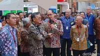 Setelahnya, ada berbagai booth lain yang dikunjungi Arifin. Mulai dari PT Medco Energi, Mubadala Energy, sampai Ente Nazionale Idrocarburi (ENI). Momen menarik pun terlihat ketika Arifin berkunjung ke booth milik ExxonMobil.  