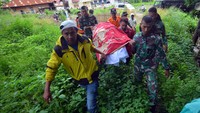 Tim SAR gabungan bersama warga masih melakukan pencarian korban banjir bandang akibat lahar dingin Gunung Marapi pada hari ketiga dan diperkirakan masih ada satu orang lagi yang belum ditemukan di lokasi itu.