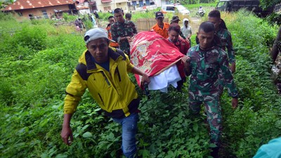 Potret Penemuan Korban Banjir Bandang di Sumbar