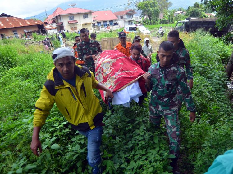 Potret Penemuan Korban Banjir Bandang di Sumbar