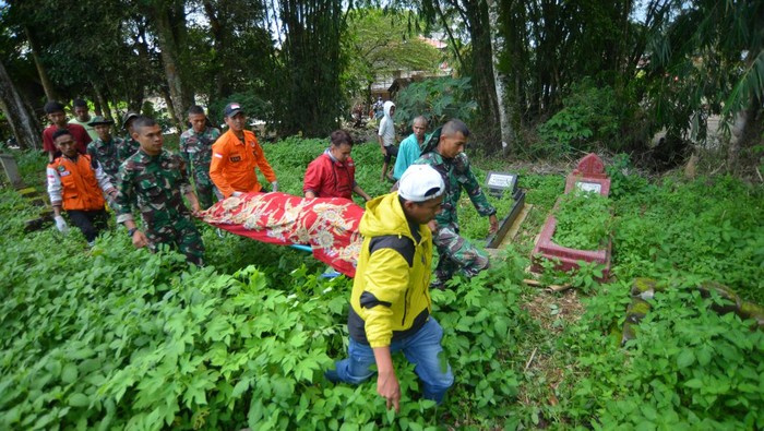 Relawan bencana bersama prajurit TNI dan warga menggotong jenazah korban banjir bandang yang baru ditemukan di Jorong Galuang, Nagari Sungai Pua, Agam, Sumatera Barat, Selasa (14/5/2024). Tim SAR gabungan bersama warga masih melakukan pencarian korban banjir bandang akibat lahar dingin Gunung Marapi pada hari ketiga dan diperkirakan masih ada satu orang lagi yang belum ditemukan di lokasi itu. ANTARA FOTO/Iggoy el Fitra/rwa.