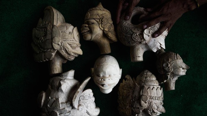 Seniman mengecat wayang golek di Gallery Arya Deepa, Jelekong, Kabupaten Bandung, Jawa Barat, Selasa (14/5/2024). Wayang berbahan kayu pohon Albasia (Albizia Chinensis) tersebut dijual dengan kisaran harga Rp500 ribu hingga Rp750 ribu yang dipasarkan ke Subang, Karawang, Jawa Tengah, Belanda, Swedia hingga Jepang. ANTARA FOTO/Novrian Arbi/rwa.