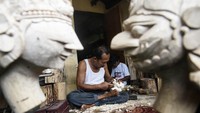 Seniman menyelesaikan pembuatan wayang golek Purwa Sunda di Galeri Abah Uus, Ciparay, Kabupaten Bandung, Jawa Barat, (14/5/2024).