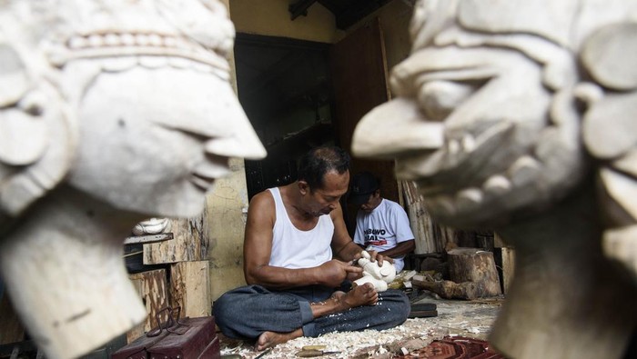 Seniman mengecat wayang golek di Gallery Arya Deepa, Jelekong, Kabupaten Bandung, Jawa Barat, Selasa (14/5/2024). Wayang berbahan kayu pohon Albasia (Albizia Chinensis) tersebut dijual dengan kisaran harga Rp500 ribu hingga Rp750 ribu yang dipasarkan ke Subang, Karawang, Jawa Tengah, Belanda, Swedia hingga Jepang. ANTARA FOTO/Novrian Arbi/rwa.