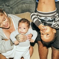 Di salah satu foto, Rihanna terlihat menggendong Riot di pangkuannya, sementara A$AP Rocky bermain dengan RZA di foto lain. Bidikan lain menunjukkan kebolehan ASAP mengasuh anak sambil bercanda dengan menggendong putranya dalam posisi terbalik. (Foto: instagram/@asaprocky)