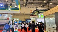 Suasana hall juga dipenuhin pengujung hingga pelaku usaha yang bercengkrama, baik mempekenalkan produknya hingga lebaran antar pelaku usaha migas