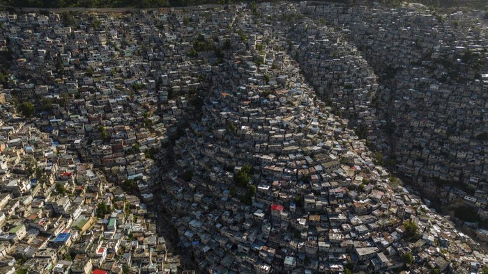 Potret Unik Kota Port-au-Prince Haiti dari Udara Houses sit on the slopes of the Jalousie neighborhood in Port-au-Prince, Haiti, Monday, May 13, 2024. (AP Photo/Ramon Espinosa)