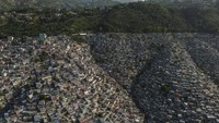 Rumah-rumah terletak di lereng lingkungan Jalousie di Port-au-Prince, Haiti, Senin (13/5/2024).