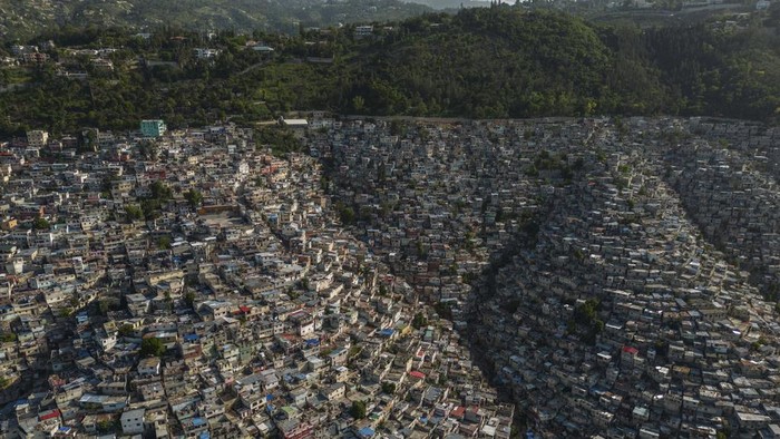 Potret Unik Kota Port-au-Prince Haiti dari Udara Houses sit on the slopes of the Jalousie neighborhood in Port-au-Prince, Haiti, Monday, May 13, 2024. (AP Photo/Ramon Espinosa)