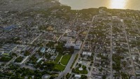 Sedangkan bagian barat Port-au-Prince langsung berhadapan dengan laut.  