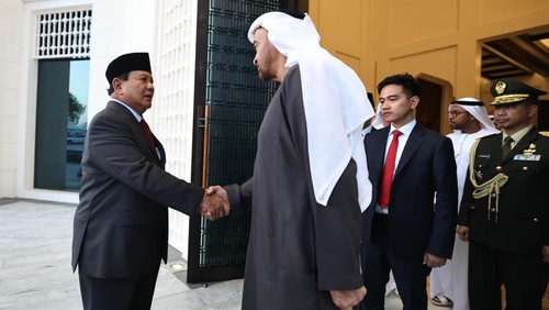 Presiden terpilih Prabowo Subianto dan Wapres terpilih Gibran Rakabuming Raka menemui Presiden Uni Emirat Arab (UEA) Sheikh Mohammed bin Zayed Al Nahyan atau MBZ. Dalam pertemuan itu, Prabowo memperkenalkan Gibran sebagai Wapres kepada MBZ.