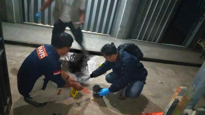 Pria di Gunungputri, Kabupaten Bogor tewas dibacok teman. Pelaku bernama Cimcim diamankan polisi usai menyerahkan diri. Barang bukti golok 50 cm disita. (dok Istimewa)