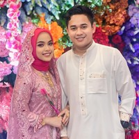 Mengenakan pakaian serba pink, Putri tampak menggandeng suaminya. Tak sedikit netizen yang berhasil dibuat salfok melihat perhiasan emas yang dikenakan wanita 20 tahun itu. Udah cantikkk baik emas nya juga dah penuh, komentar salah seorang netizen. Aduhh cantiknya Bu hj.tambah bersinar pake perhiasan emas.. bahagia selalu puzis.. tambah netizen lain. Foto: dok. Instagram/@da4_putri03