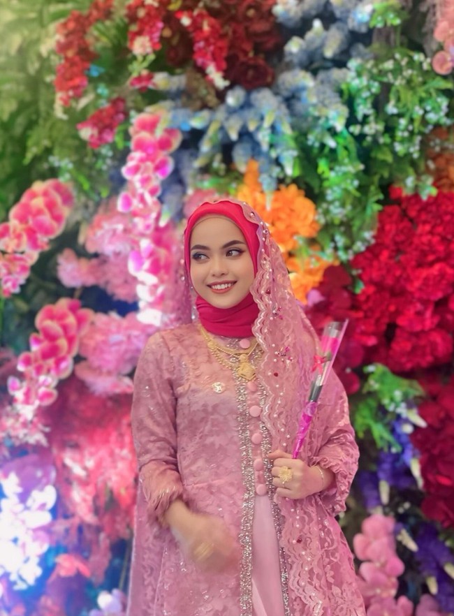 Dalam beberapa foto terbaru yang diunggah Putri di akun Instagramnya terlihat dirinya yang kini tampil dengan mengenakan cukup banyak perhiasan emas saat menghadiri acara kondangan. Seperti gayanya yang satu ini saat menghadiri acara jujuran jelang pernikahan kakak iparnya. Foto: dok. Instagram/@da4_putri03