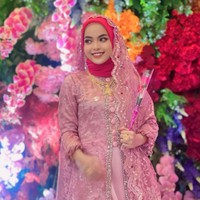 Dalam beberapa foto terbaru yang diunggah Putri di akun Instagramnya terlihat dirinya yang kini tampil dengan mengenakan cukup banyak perhiasan emas saat menghadiri acara kondangan. Seperti gayanya yang satu ini saat menghadiri acara jujuran jelang pernikahan kakak iparnya. Foto: dok. Instagram/@da4_putri03