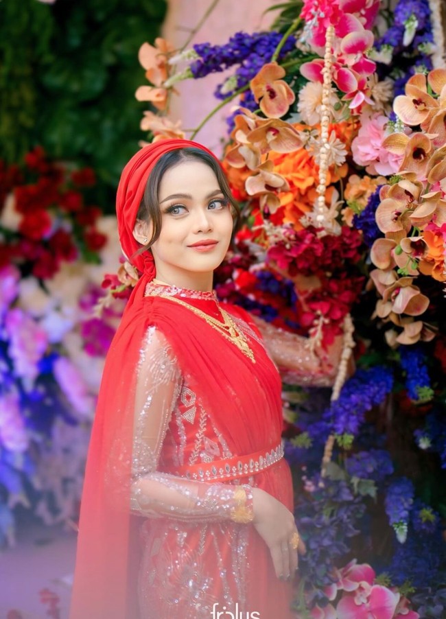 Baru-baru ini Putri juga tampak kembali membagikan potret penampilannya saat menghadiri acara pernikahan kakak iparnya. Mengenakan pakaian berwarna merah, Putri terlihat cantik mempesona. Foto: dok. Instagram/@da4_putri03