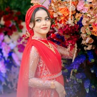 Baru-baru ini Putri juga tampak kembali membagikan potret penampilannya saat menghadiri acara pernikahan kakak iparnya. Mengenakan pakaian berwarna merah, Putri terlihat cantik mempesona. Foto: dok. Instagram/@da4_putri03