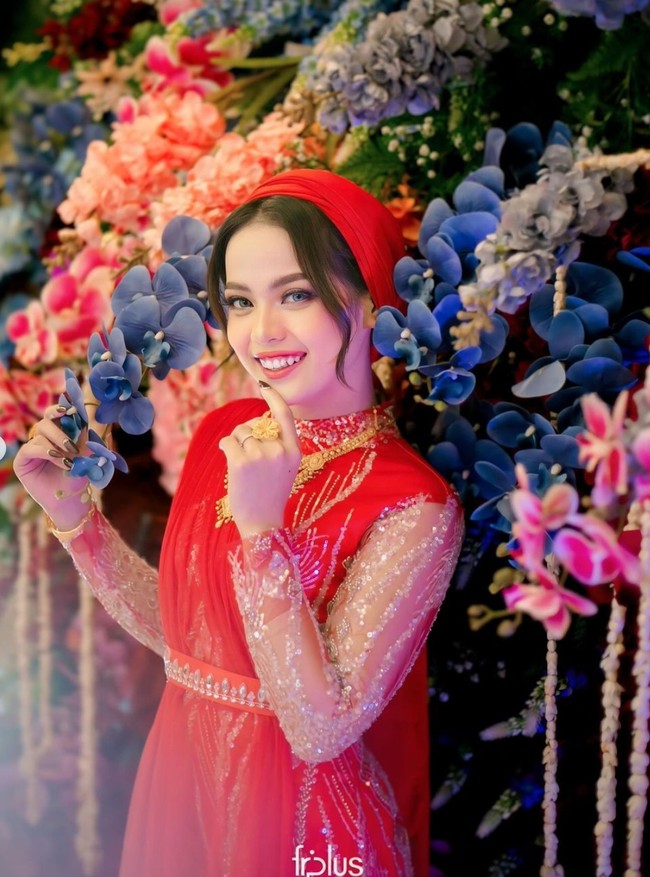 Putri juga terlihat kembali mengenakan perhiasan-perhiasan emasnya. Melansir detikhot, rupanya pedangdut tersebut mengaku diminta oleh keluarga mertuanya untuk memakai perhiasan emas mengikuti tradisi keluarga. Putri juga mengatakan jika sebelumnya ia memang tak terbiasa memakai emas. Foto: dok. Instagram/@da4_putri03