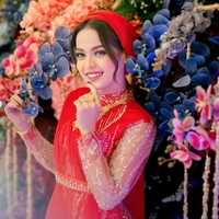 Putri juga terlihat kembali mengenakan perhiasan-perhiasan emasnya. Melansir detikhot, rupanya pedangdut tersebut mengaku diminta oleh keluarga mertuanya untuk memakai perhiasan emas mengikuti tradisi keluarga. Putri juga mengatakan jika sebelumnya ia memang tak terbiasa memakai emas. Foto: dok. Instagram/@da4_putri03