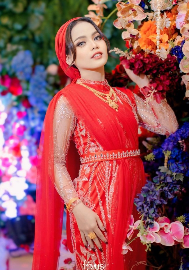 Tampil dengan perhiasan emas yang mentereng, beberapa menyebut jika Putri terlihat seperti toko emas berjalan. Menanggapi hal tersebut Putri mengatakan, Sebenarnya itu cuma bercandaan aja sih, seru-seruan saja. Kalau dibilang toko emas berjalan nggak juga karena yang dipakai nggak yang banyak, kata Putri Isnari ditemui detikhot di Studio FYP Trans7. Foto: dok. Instagram/@da4_putri03