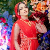 Tampil dengan perhiasan emas yang mentereng, beberapa menyebut jika Putri terlihat seperti toko emas berjalan. Menanggapi hal tersebut Putri mengatakan, Sebenarnya itu cuma bercandaan aja sih, seru-seruan saja. Kalau dibilang toko emas berjalan nggak juga karena yang dipakai nggak yang banyak, kata Putri Isnari ditemui detikhot di Studio FYP Trans7. Foto: dok. Instagram/@da4_putri03