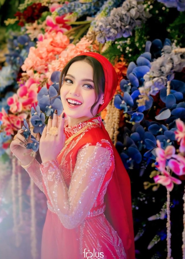 Meski kini penampilannya terlihat berbeda namun Putri tetap dipuji semakin cantik. Setelah menikah pesona Putri semakin terpancar dengan senyum bahagia yang kerap diperlihatkannya. Foto: dok. Instagram/@da4_putri03