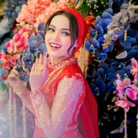 Meski kini penampilannya terlihat berbeda namun Putri tetap dipuji semakin cantik. Setelah menikah pesona Putri semakin terpancar dengan senyum bahagia yang kerap diperlihatkannya. Foto: dok. Instagram/@da4_putri03