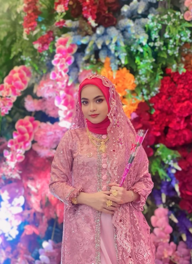 Putri Isnari kini telah resmi menjadi istri anak bos batubara, Abdul Aziz. Gaya Putri saat menghadiri kondangan pun berhasil curi atensi karena dinilai begitu berbeda dari sebelumnya. Foto: dok. Instagram/@da4_putri03