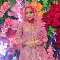 Putri Isnari kini telah resmi menjadi istri anak bos batubara, Abdul Aziz. Gaya Putri saat menghadiri kondangan pun berhasil curi atensi karena dinilai begitu berbeda dari sebelumnya. Foto: dok. Instagram/@da4_putri03