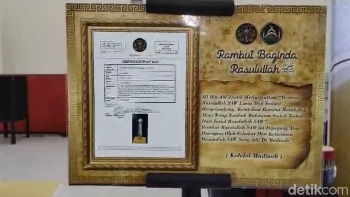 Rambut Nabi Muhammad SAW saat dipamerkan di Auditorium Unpatti Ambon.