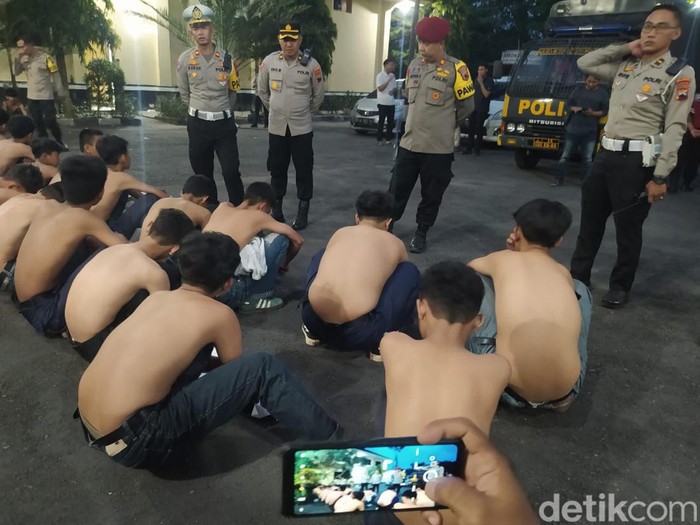 Rombongan pelajar SMP yang hendak konvoi kelulusan di Kecamatan Borobudur, Kabupaten Magelang, diamankan di Mapolresta Magelang, Selasa (14/5/2024).