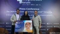 Founder & CEO Amartha, Andi Taufan Garuda Putra, Menteri Komunikasi dan Informatika Republik Indonesia tahun 2014-2019, Rudiantara dan CEO of Trans Digital Lifestyle Group, Putri Tanjung menghadiri jumpa pers The 2024 Asia Grassroots Forum, Hosted by Amartha di Jakarta, Selasa (14/5). 