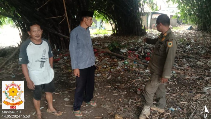 Satpol PP mendatangi lokasi pembakaran sampah di Gunungputri Bogor