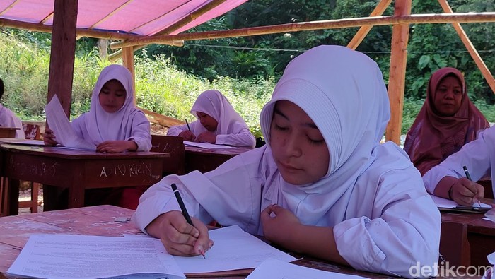 SDN Budisetra dan SDN Ciawitali di Kabupaten Cianjur rusak.,