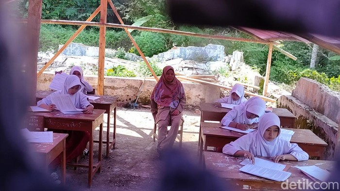 SDN Budisetra dan SDN Ciawitali di Kabupaten Cianjur rusak.,